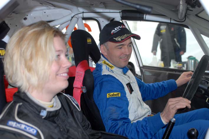 Ved den første pause i løbet havde Tim Svanholt og Carina Møller travlt med at skifte dæk på bilen, og justeret på motoren for at få mere fart på bilen